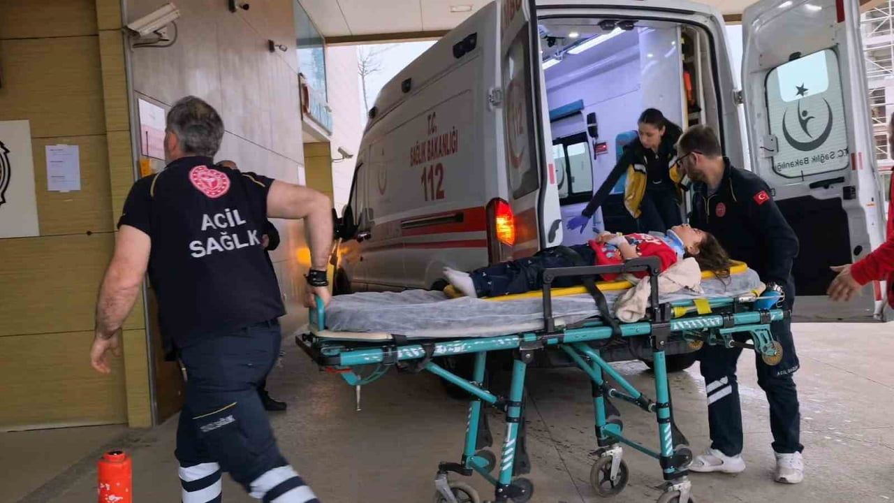 İnegöl'de motosiklet devrildi: Biri çocuk iki kişi yaralandı