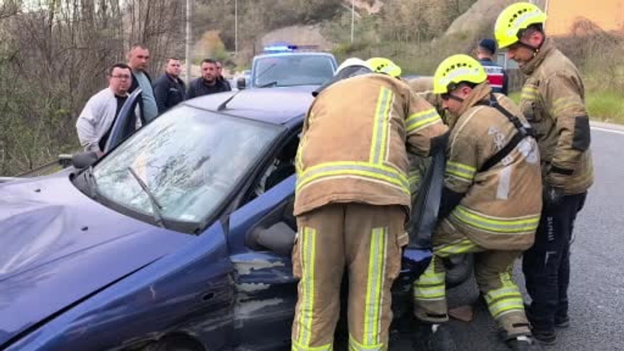 İnegöl'de otomobil bariyerlere çarptı: 2 yaralı