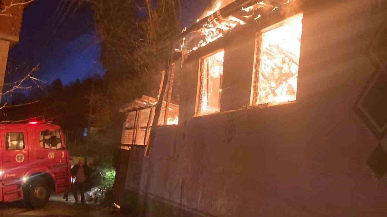 İnegöl'de tek katlı ev çıkan yangında kullanılamaz hale geldi