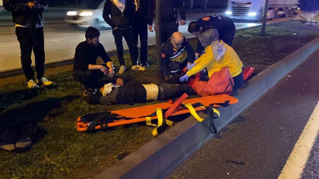 İnegöl'de yol ortasına düşen telefonu almak isterken otomobile çarpıldı: Adam ağır yaralandı