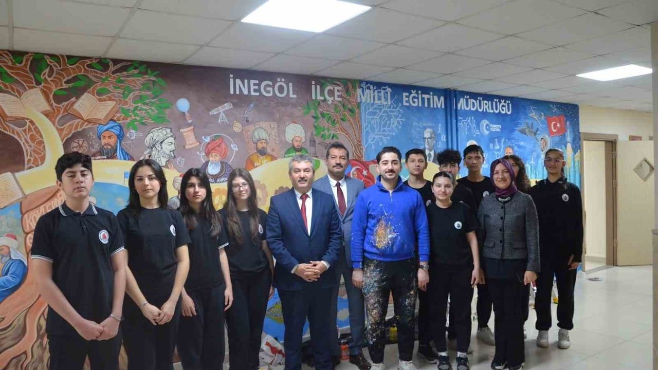 İnegöllü engelli öğretmen, Türkiye Yüzyılı Maarif Modeli müfredatını duvara resmetti