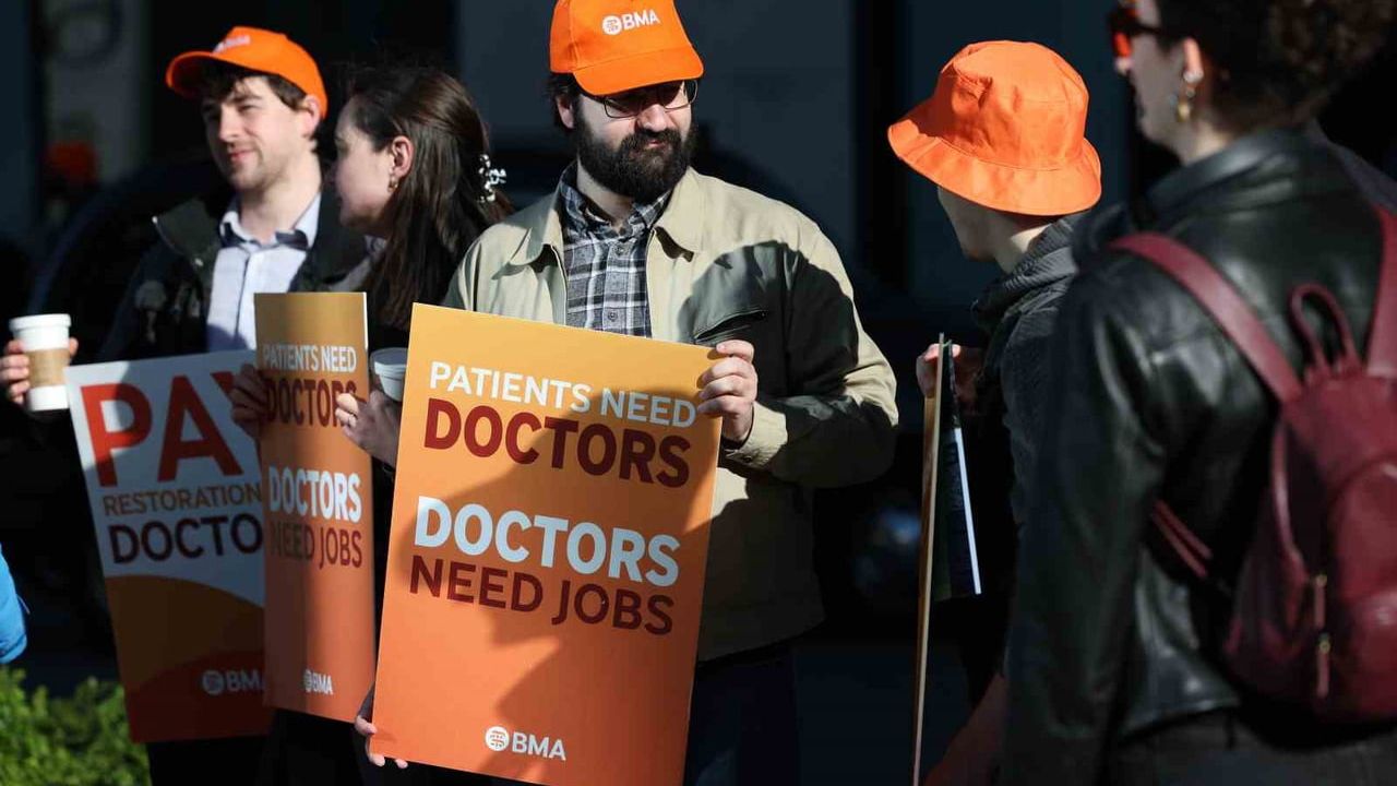 İngiltere'de asistan doktorlar maaş anlaşmazlığı nedeniyle 6 günlük greve başladı