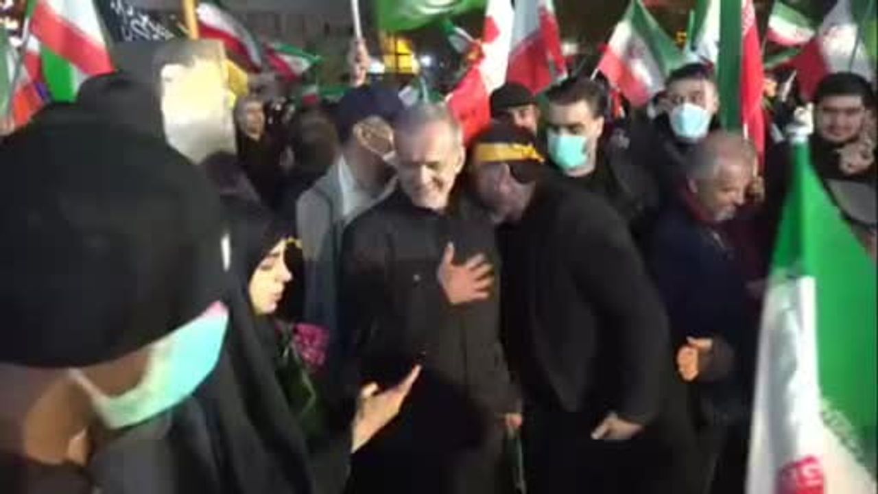 İran Cumhurbaşkanı Pezeşkiyan ve Dışişleri Bakanı Arakçi Tahran'daki 'İslam Cumhuriyeti Günü' gösterilerine katıldı