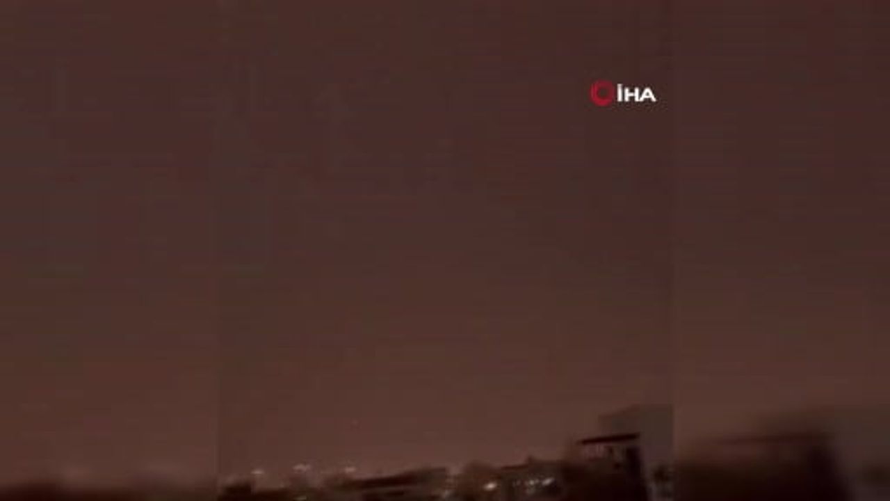 İran’dan fırlatılan balistik füzenin Petah Tikva’ya isabet ettiği anlar kamerada