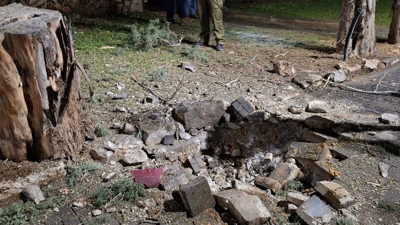 İran’ın Füze Saldırısı Tel Aviv Çevresinde En Az 10 Noktada Maddi Hasara Yol Açtı