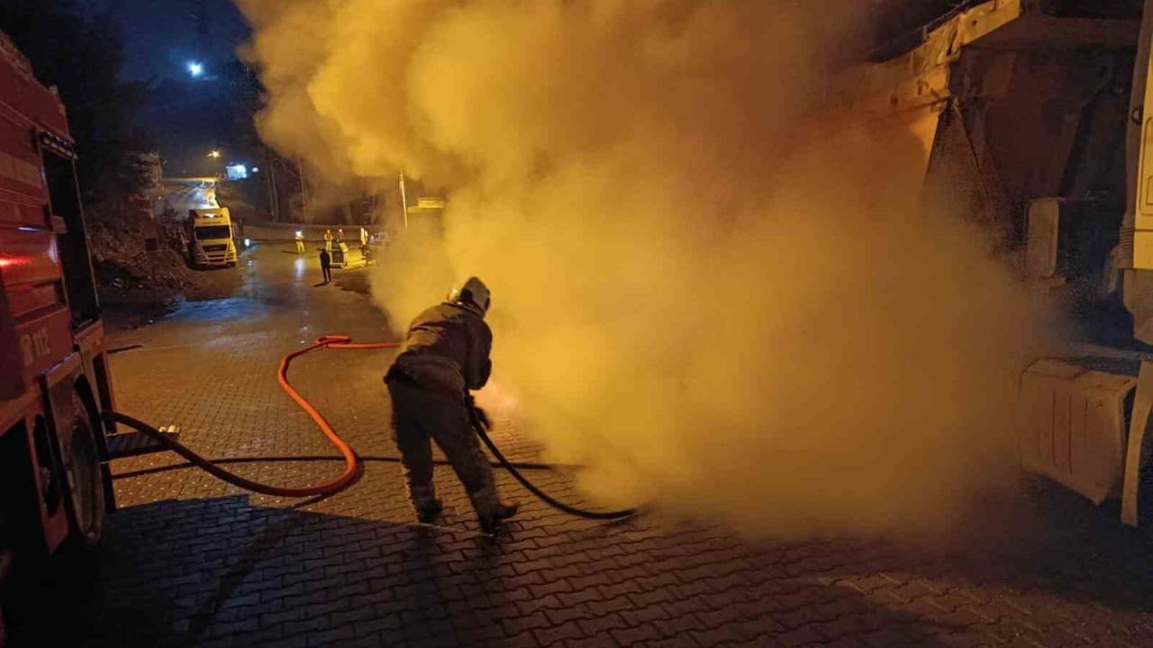 İskenderun Akarca'da park halindeki Tofaş otomobil yanarak kullanılamaz hale geldi