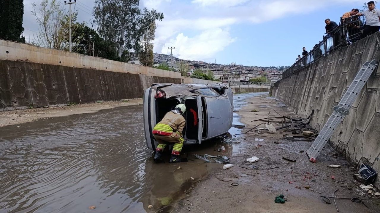 İskenderun’da kanala düşen otomobilde 2 kişi yaralandı