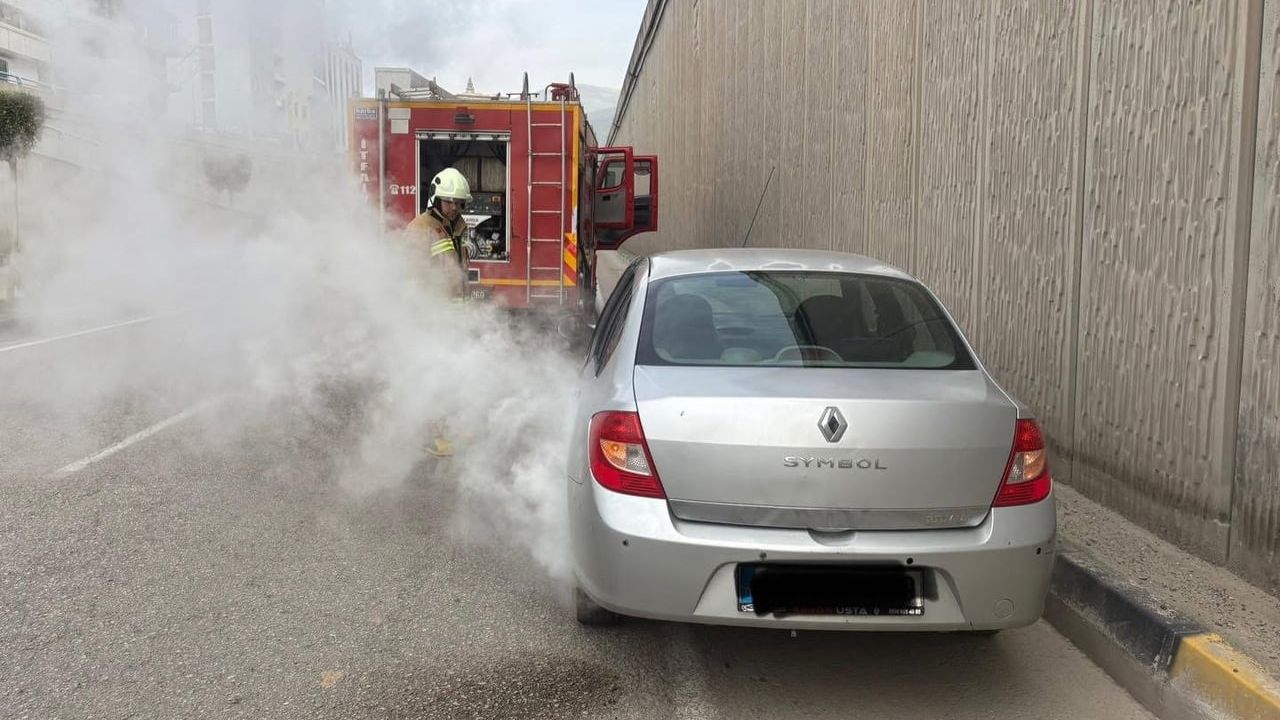 İskenderun’da seyir halindeki otomobilin motor bölümünde yangın çıktı