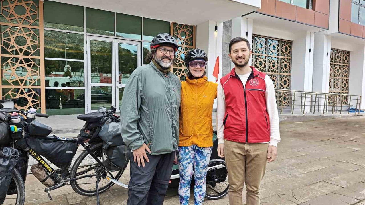 İspanyol Gezgin Çift Barbara ve Jordi Sanchez, Sivas Zara'da Sıra Gecesiyle Tanıştı