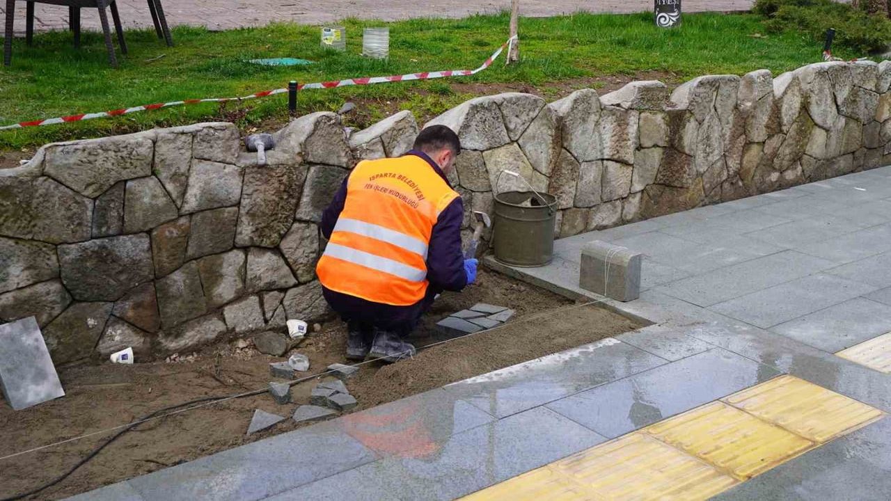 Isparta'da Atatürk Parkı altındaki kaldırımda andezit yenileme çalışması