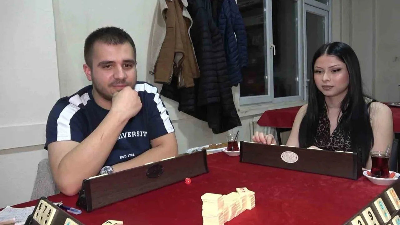 Isparta'da kıraathane kültürünü genişleten işletme: Kadınlar masa oyunlarıyla sosyalleşiyor