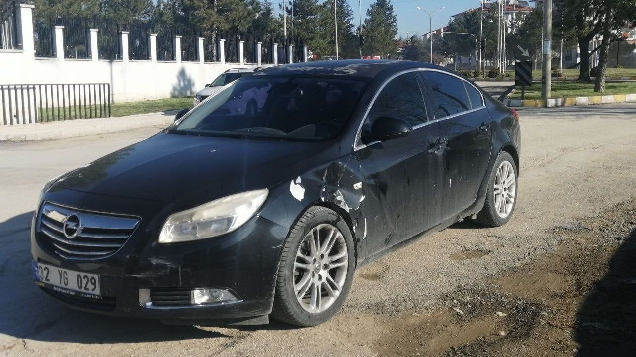 Isparta'da otomobil ile motosiklet çarpıştı; motosiklet sürücüsü bacağında kırıkla hastaneye kaldırıldı