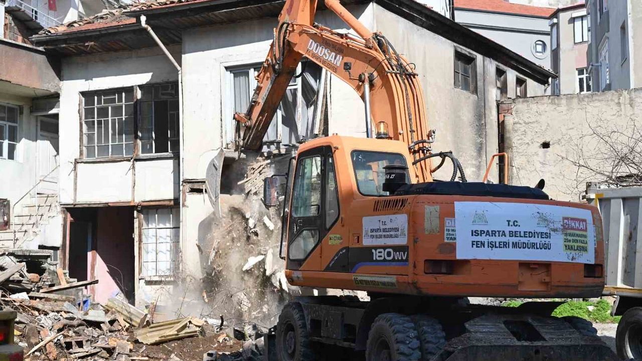 Isparta'da Pirimehmet Katlı Otopark Projesinde metruk binalar yıkıldı