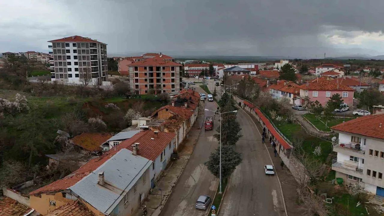 Isparta Yalvaç'ta iki katlı evde yangın: 1 kişi yaralandı