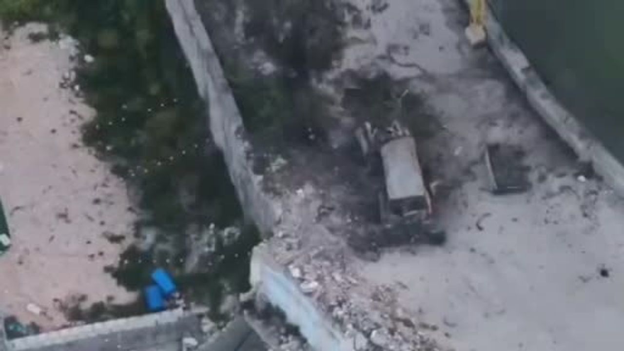 İsrail Ordusu Bint Jbeil'de Yaralı Şahsı FPV İnsansız Hava Aracıyla Hedef Alıp Öldürdü