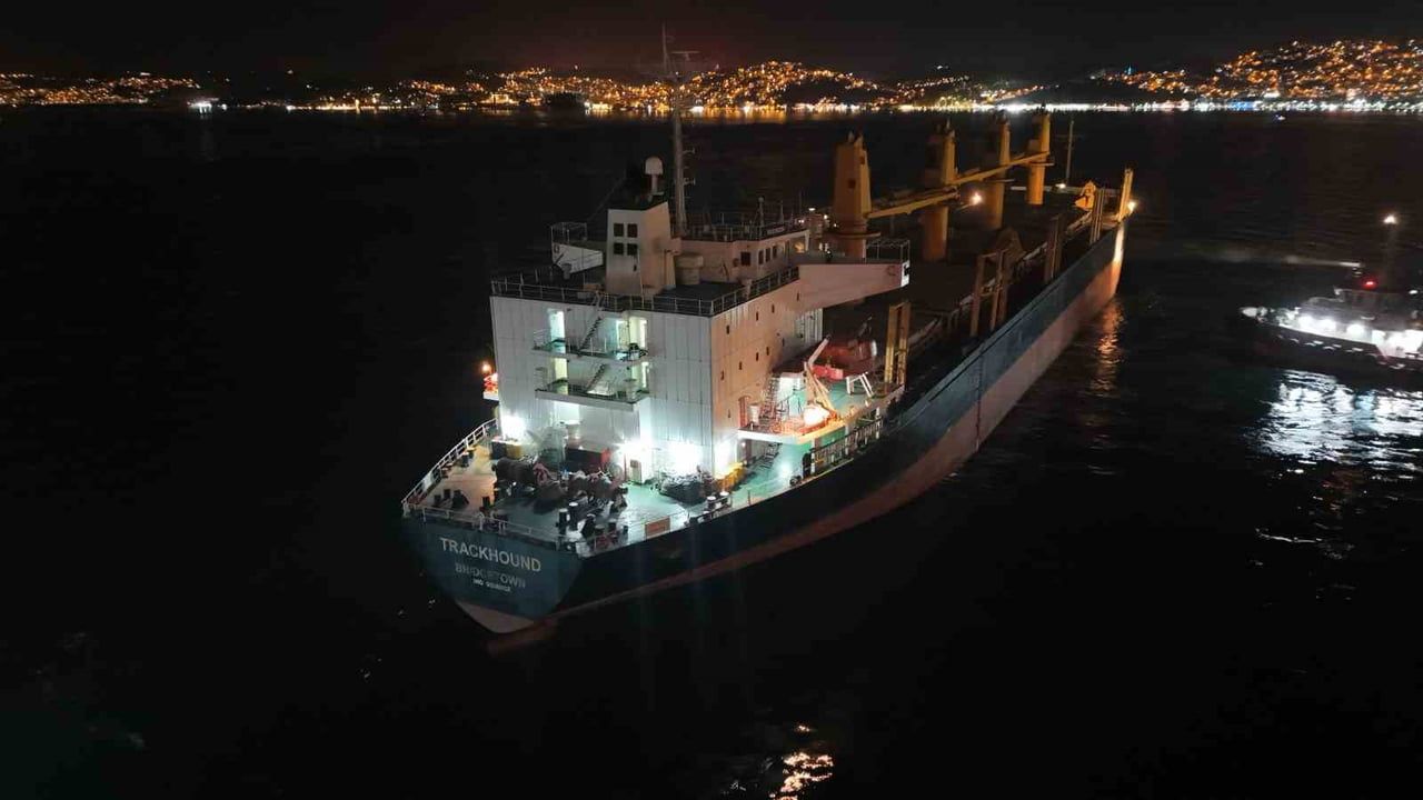 İstanbul Boğazı'nda 'TRACKHOUND' gemisinin makine arızası nedeniyle trafik çift yönlü askıya alındı