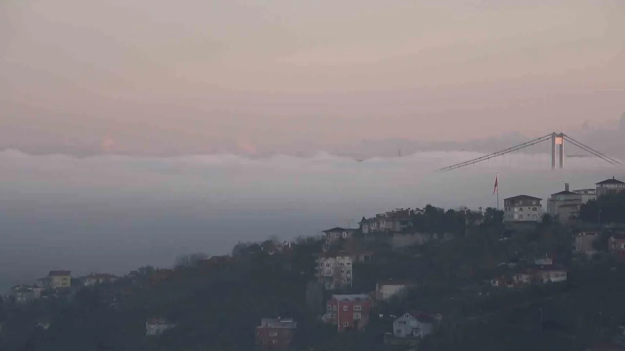 İstanbul Boğazı'nda yoğun sis: Fatih Sultan Mehmet Köprüsü görünürlüğünü yitirdi