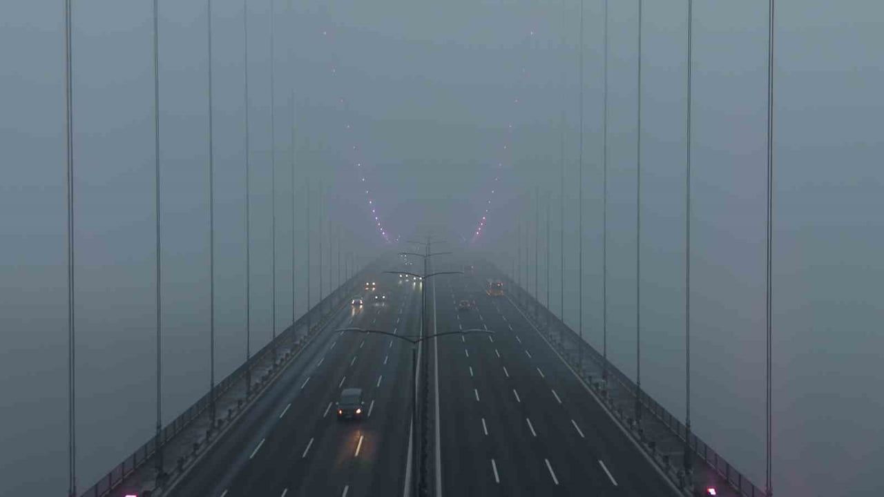 İstanbul Boğazı'nda Yoğun Sis: FSM Köprüsü Sis İçinde Kaldı