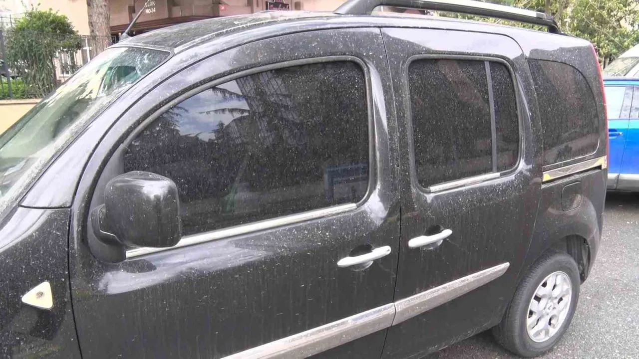 İstanbul'da çamur yağışı: Araçlar çamurla kaplandı