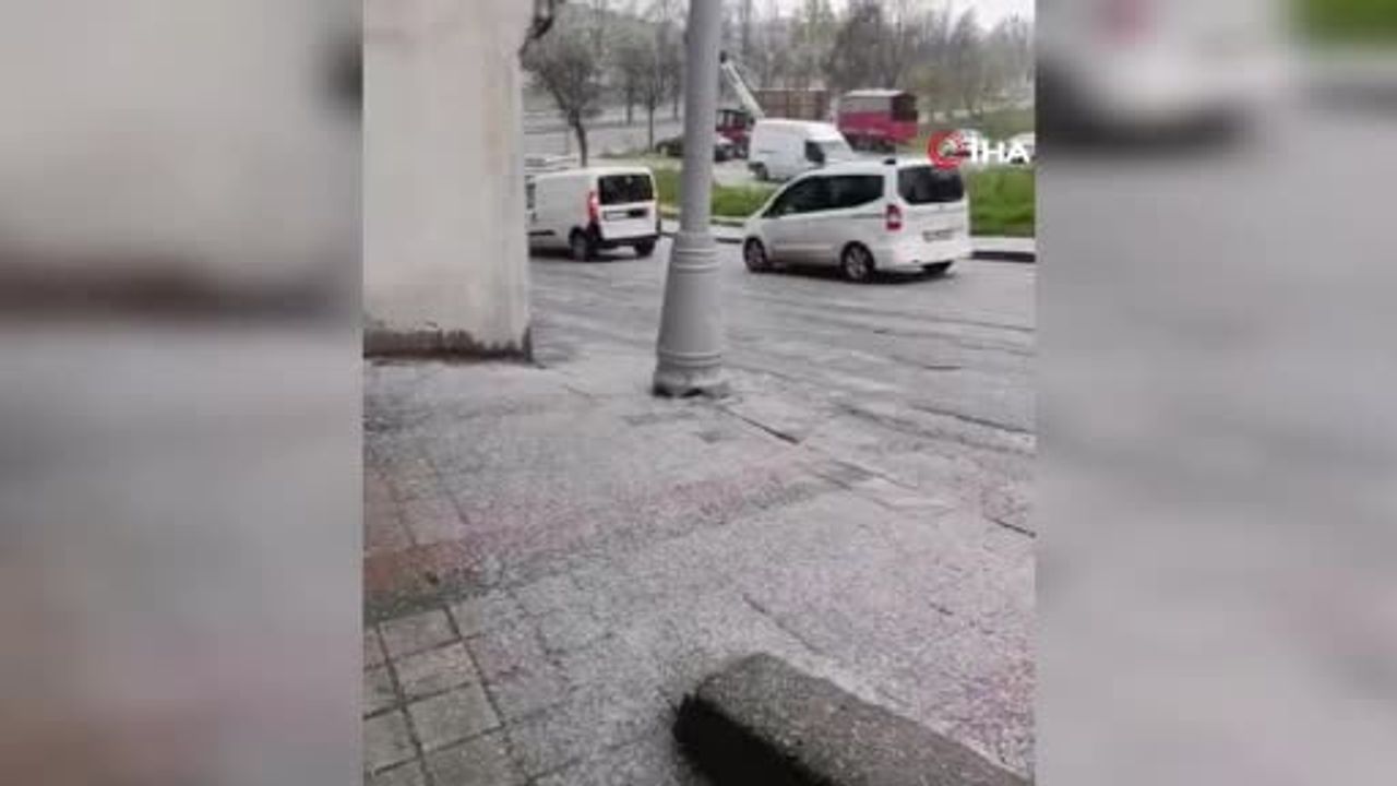 İstanbul'da dolu ve sağanak: Sultangazi beyaza büründü, sürücüler zorluk yaşadı