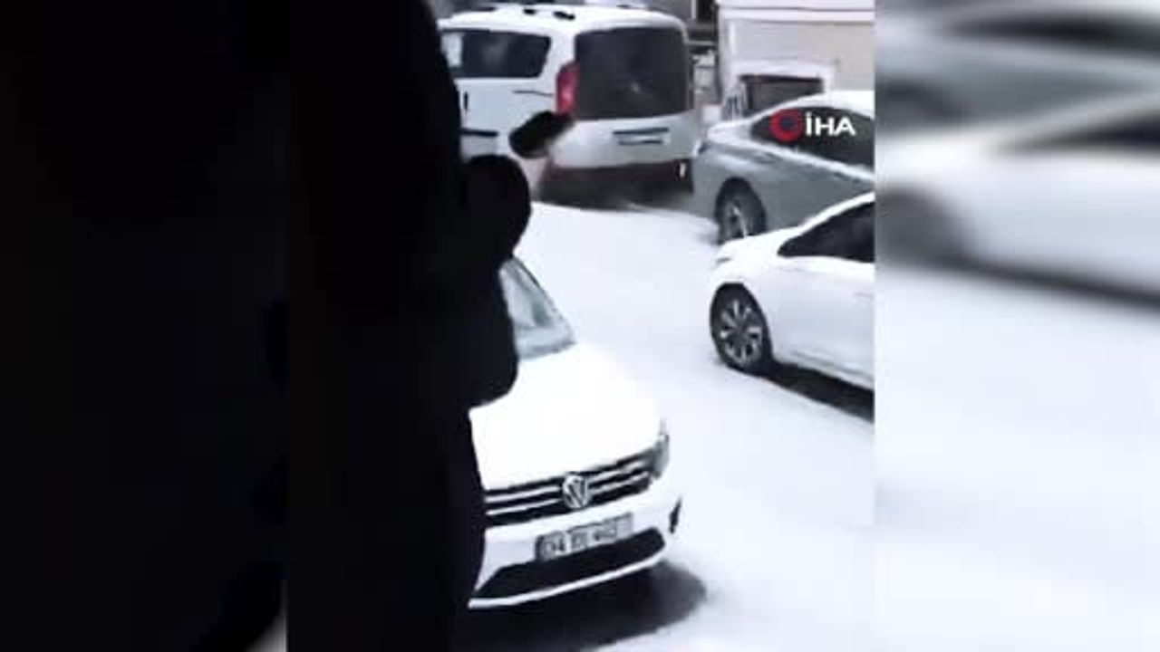 İstanbul’da dolu ve sağanak yağış: Sultangazi beyaza büründü, sürücüler zorluk yaşadı