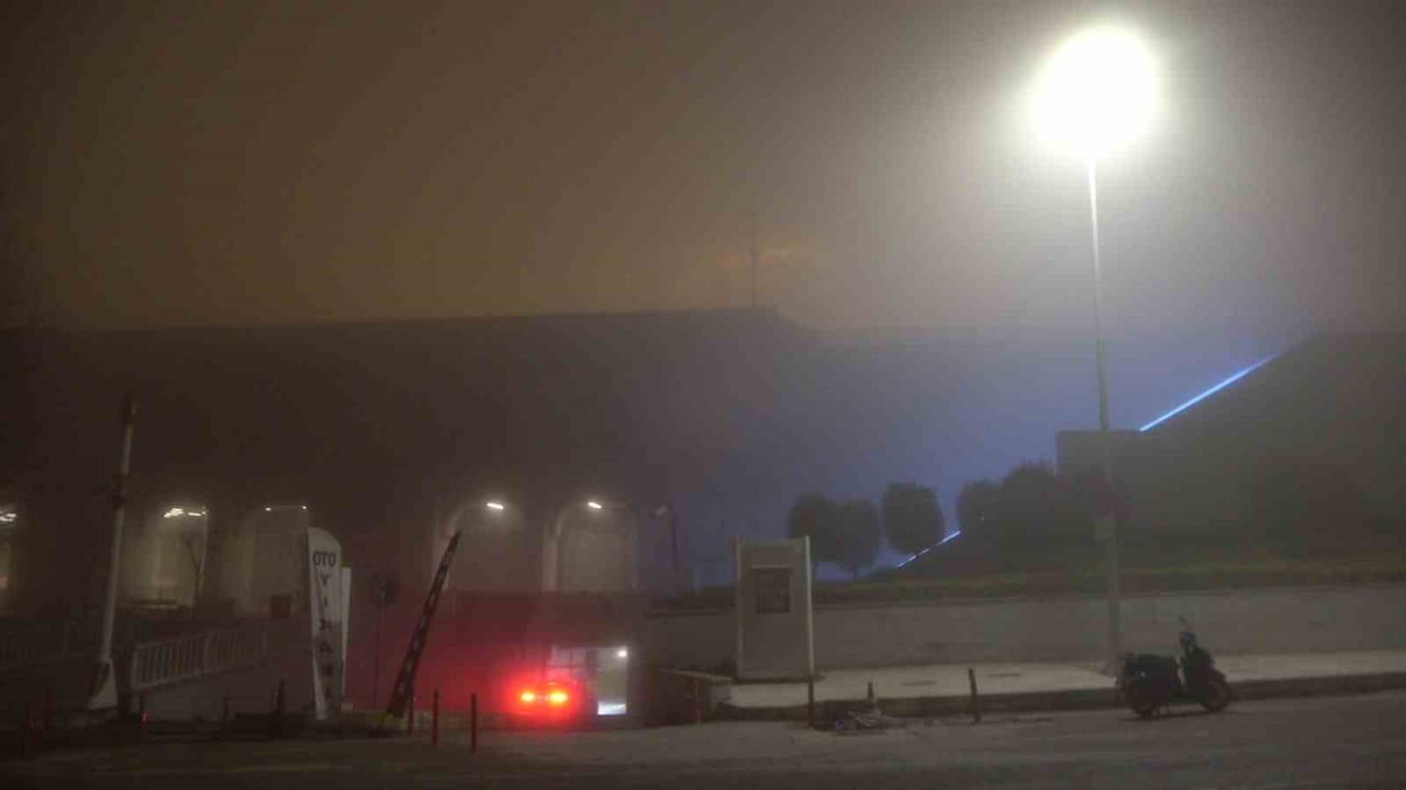 İstanbul'da gece boyunca etkili sis: simge yapılar görünmez oldu