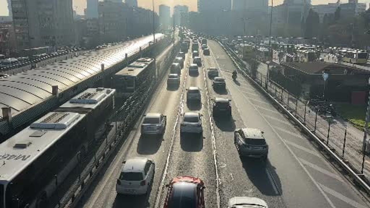 İstanbul'da haftanın ilk iş gününde trafik yoğunluğu yüzde 72 oldu