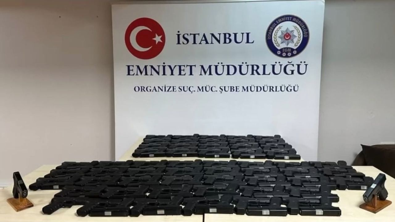 İstanbul'da kaçak silah operasyonu: Sarıyer'de taksi ve depoda 113 tabanca ele geçirildi