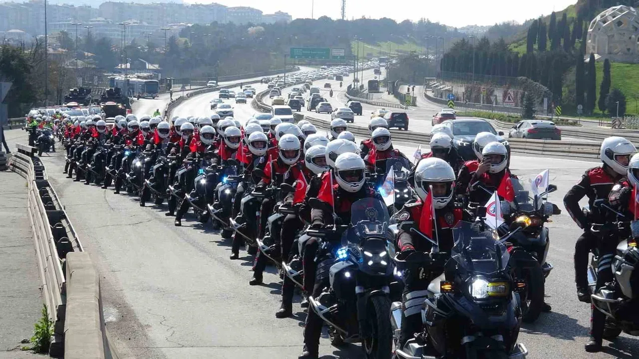 İstanbul'da Polis Haftası: 15 Temmuz Şehitler Köprüsü'nden Sultanahmet'e Kortej