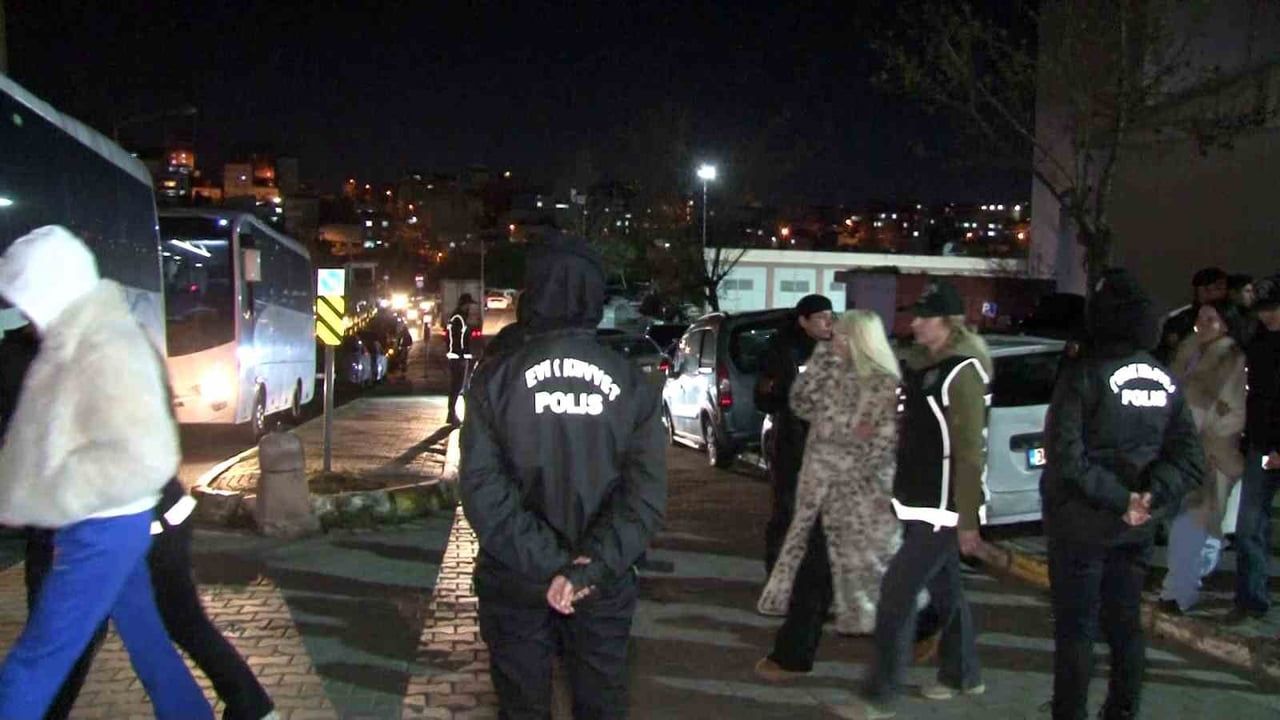 İstanbul’da uyuşturucu ve fuhuş soruşturmasında gözaltına alınan 19 şüpheli adliyeye sevk edildi