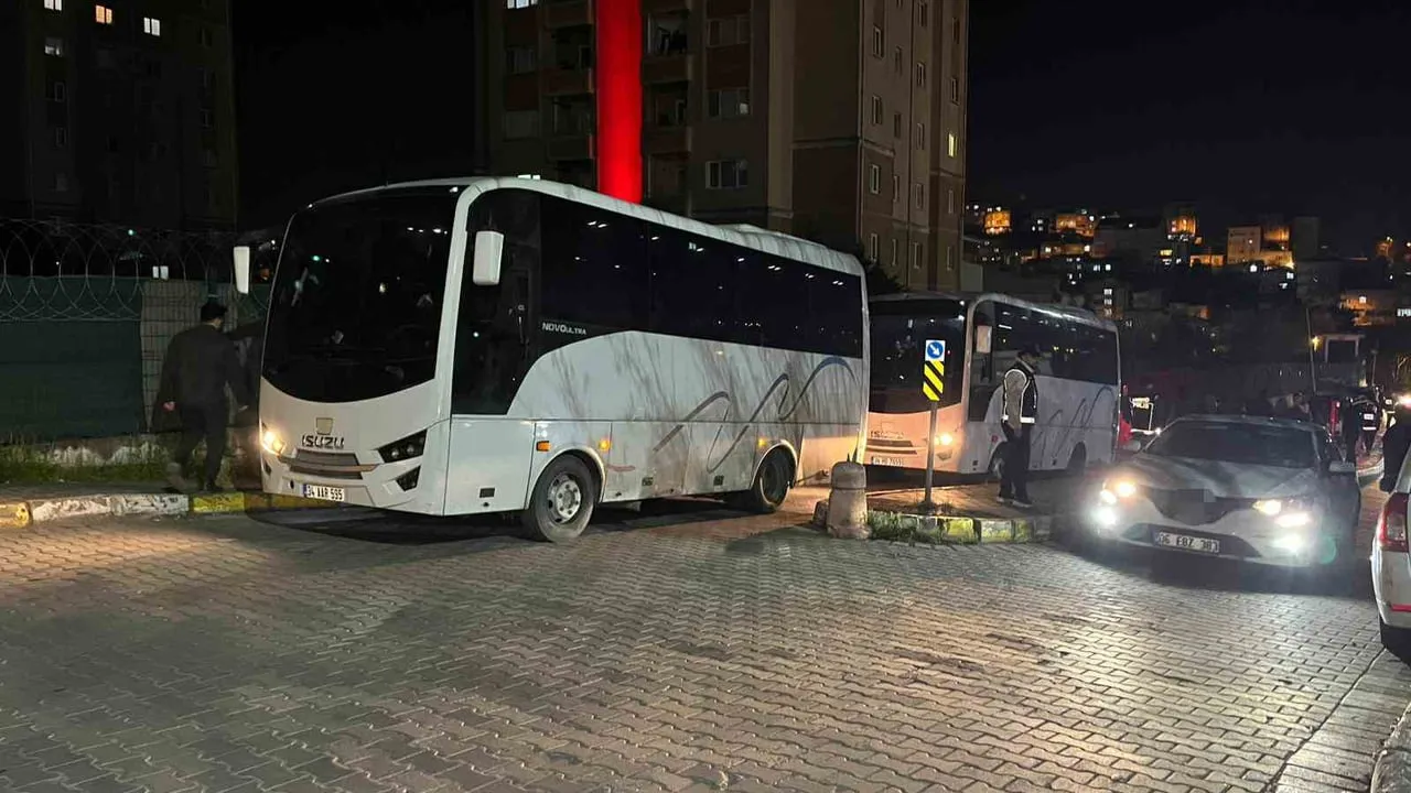 İstanbul’da uyuşturucu ve fuhuş soruşturmasında gözaltına alınanlar sağlık kontrolünden geçirildi