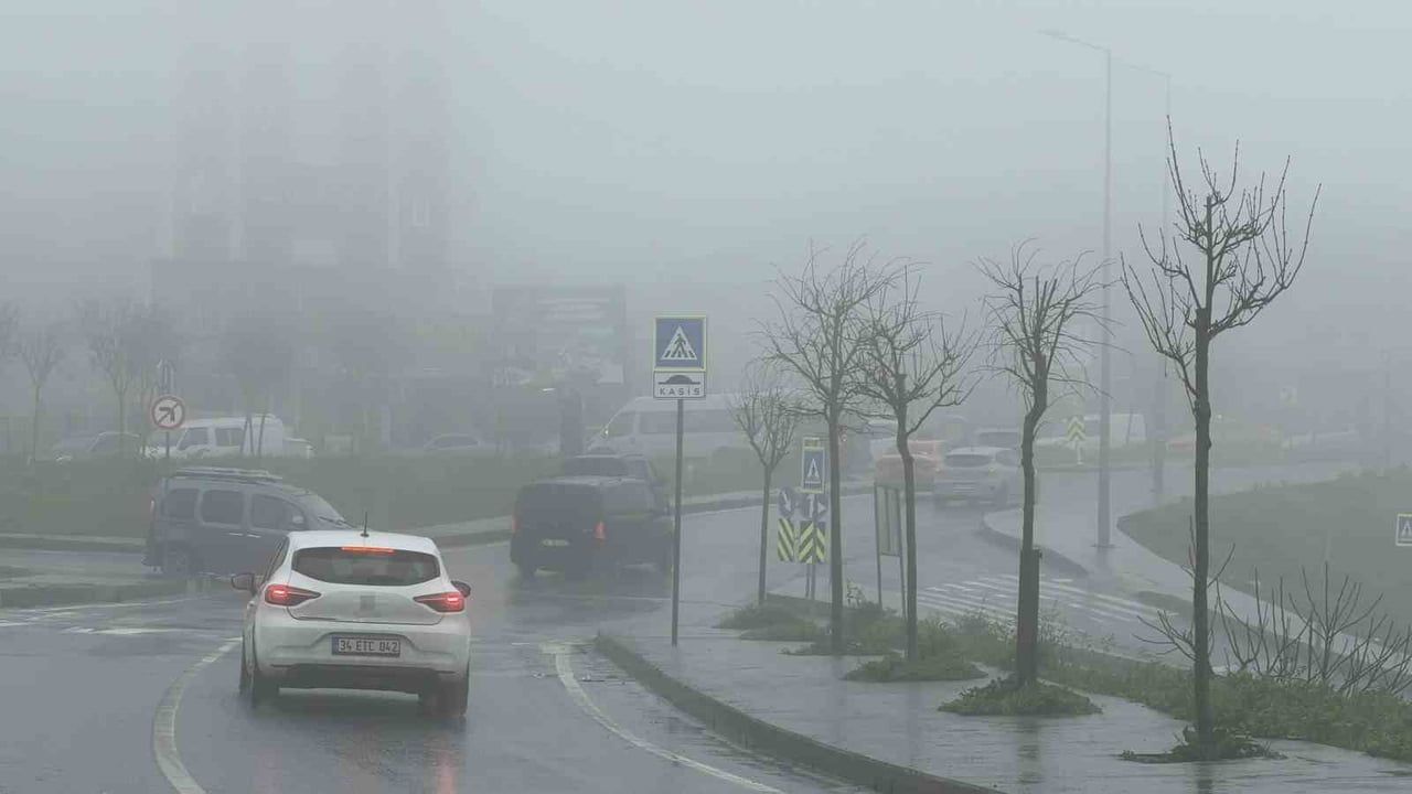 İstanbul'da yoğun sis Arnavutköy ve havalimanı çevresinde görüşü düşürdü