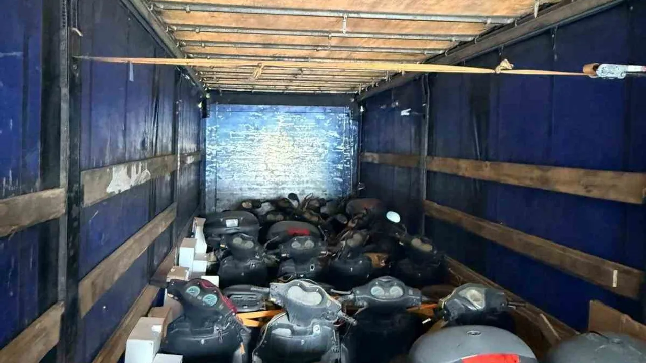 İstanbul merkezli nakliye çetesine 6 ilde eş zamanlı operasyon: 9 gözaltı, büyük miktarda hurda ve ketçap ele geçirildi