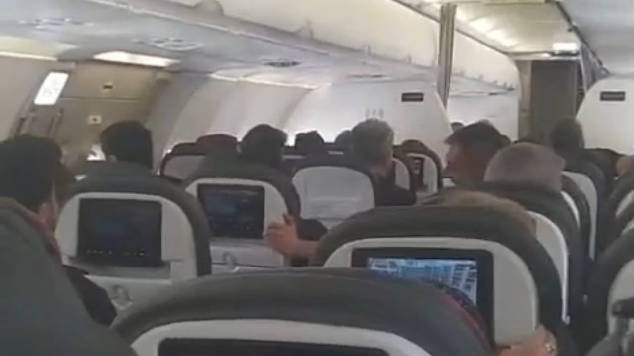 İstanbul-Van seferini yapan uçak, Van Ferit Melen Havalimanı'nda zorlu hava koşullarına rağmen güvenle indi