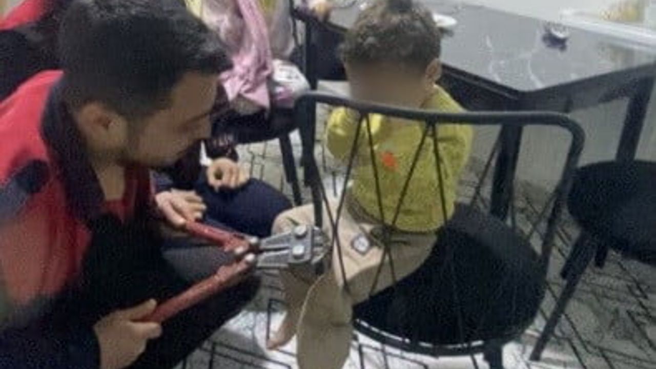 İtfaiyeci babanın mesai arkadaşları Osmaniye'de sandalyeye sıkışan çocuğu kurtardı