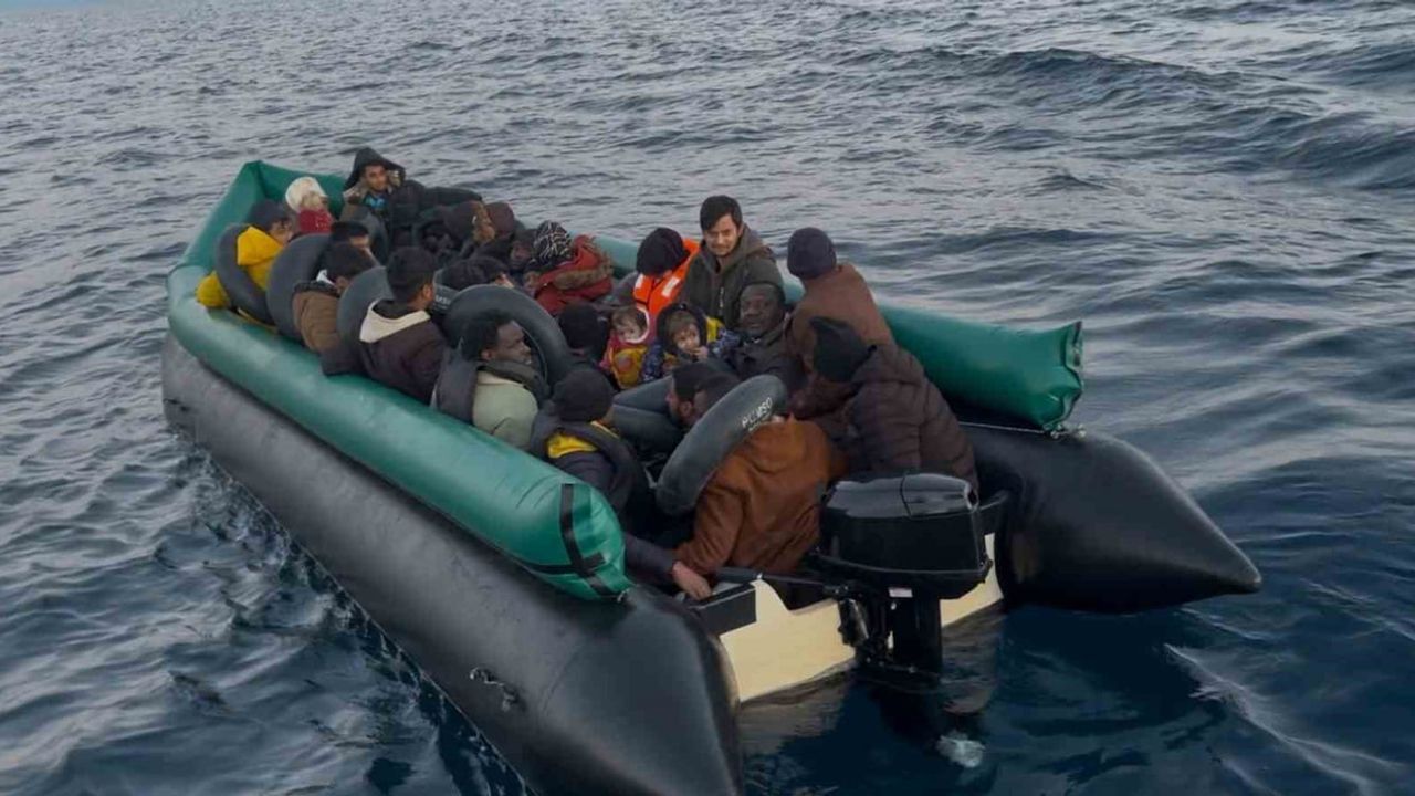 İzmir açıklarında durdurulan lastik botta 10'u çocuk 43 düzensiz göçmen yakalandı
