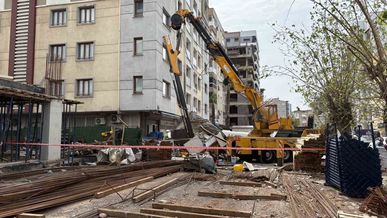 İzmir Bayraklı'da vinç parçası şantiye kulübesine düştü: 3 işçi yaralandı