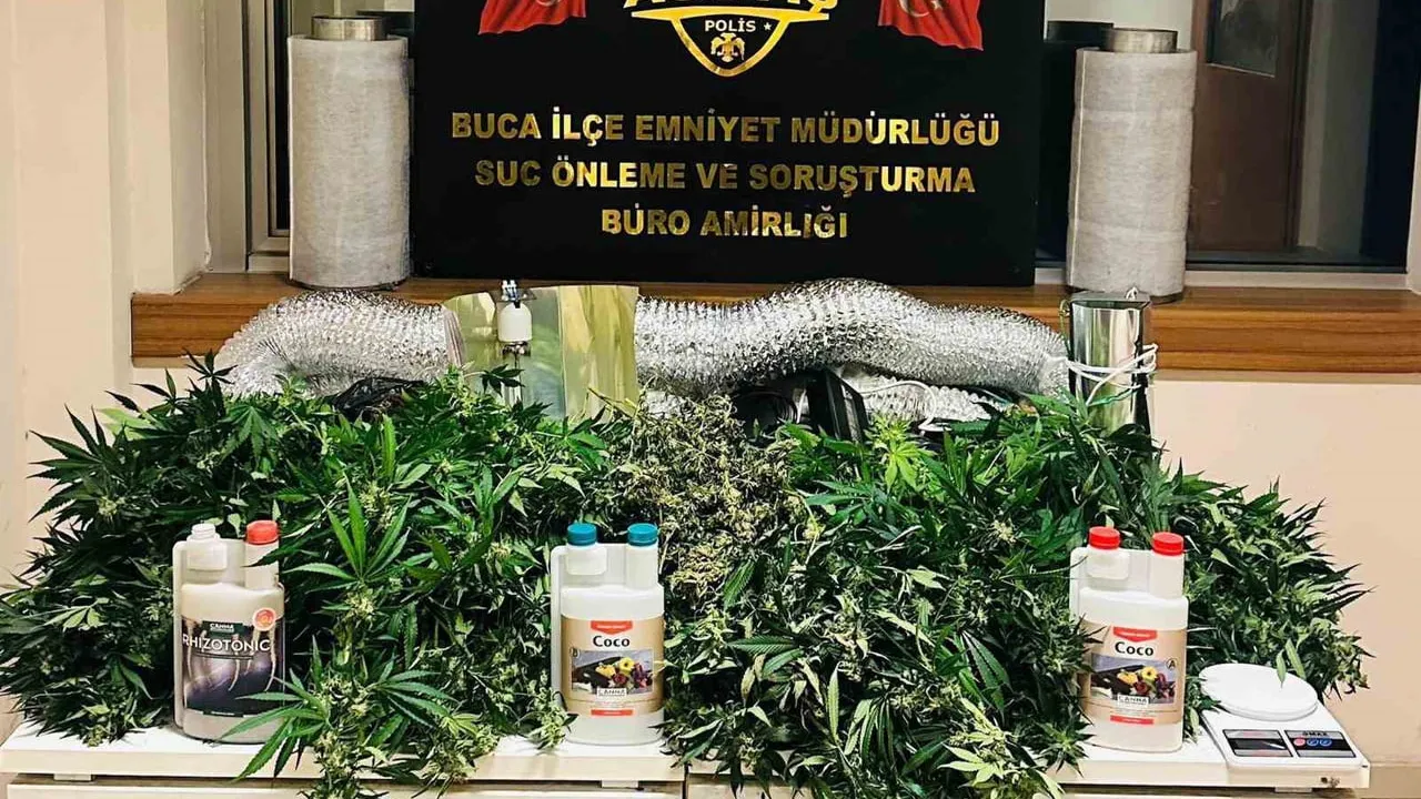 İzmir Buca'da uyuşturucu operasyonu: 2 yabancı uyruklu gözaltında