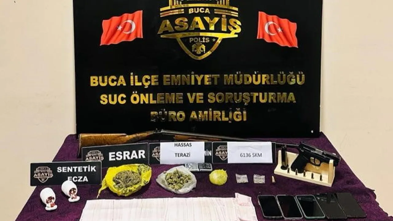 İzmir Buca'da uyuşturucu operasyonu: 5 şüpheli gözaltına alındı, 47 bin lira ve silah ele geçirildi