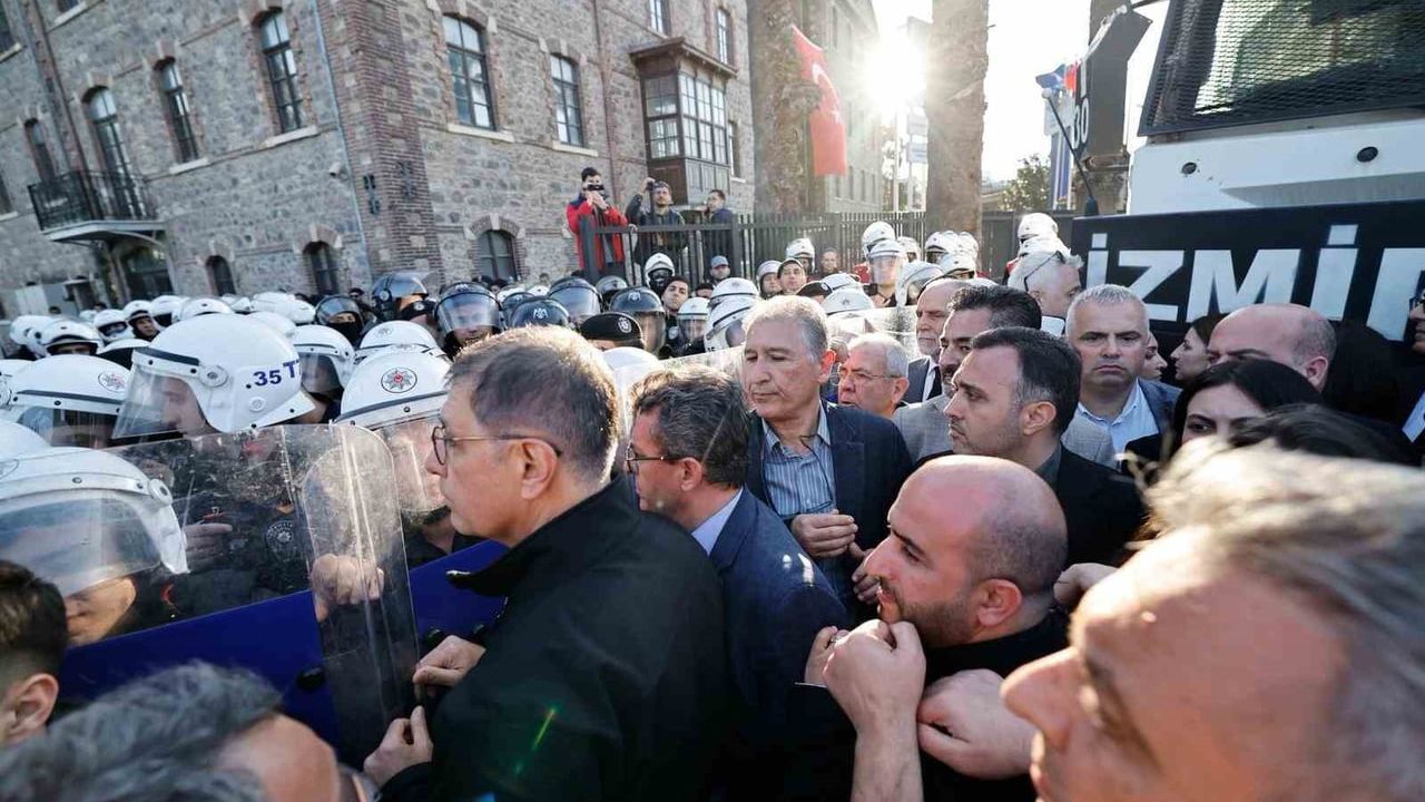 İzmir Büyükşehir Başkanı Tugay: Meslek Fabrikası binasının tahliyesine yasal tebligat olmadan başlandı