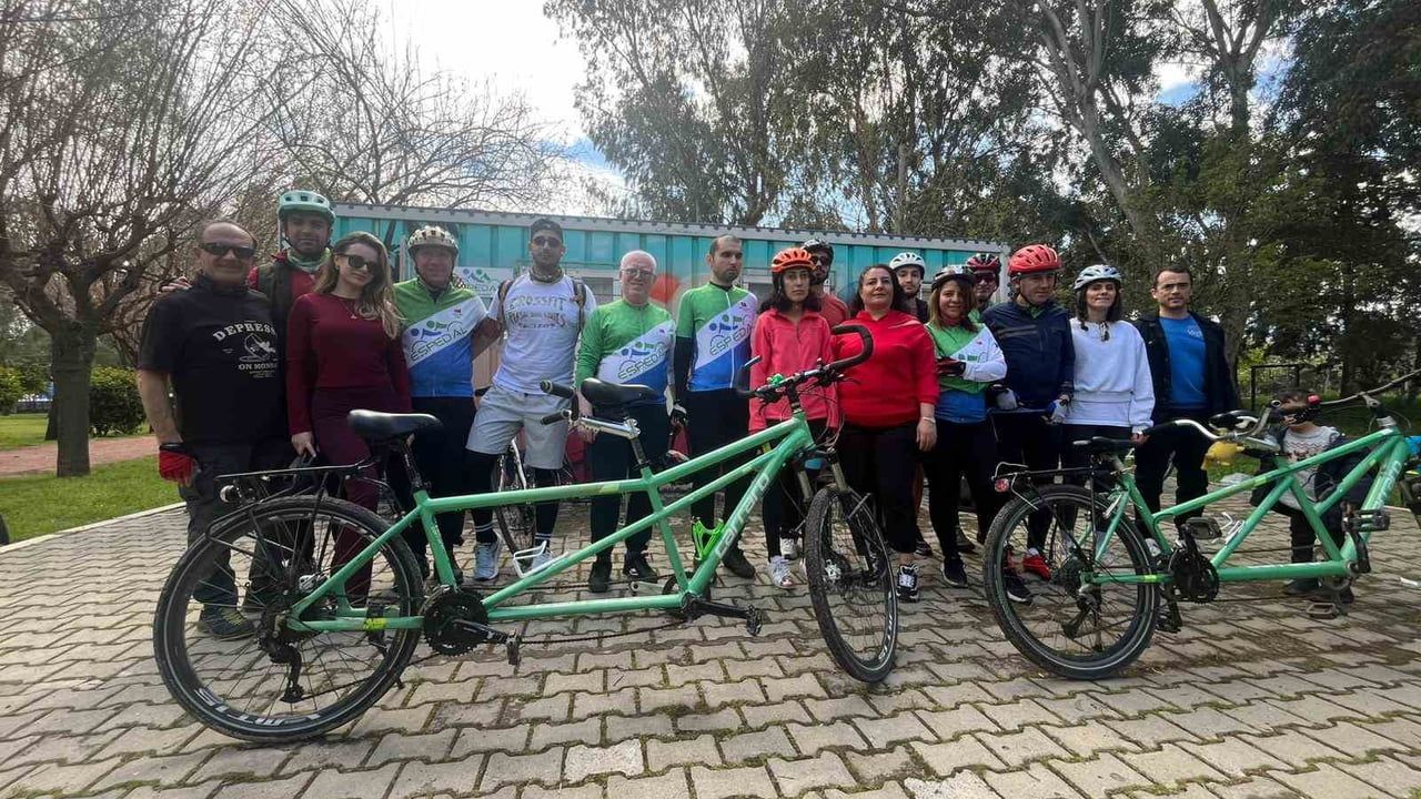 İzmir'de Eşpedal: Görme Engelliler Tandem Bisikletle Sosyal Hayata ve Yarışlara Hazırlanıyor