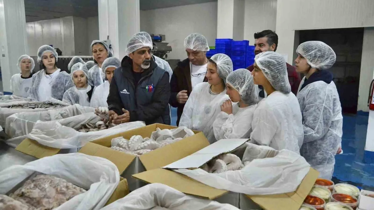 İzmir'de 'Yeni Nesil Balıkçı Çocuklar' projesi 200 çocuğa su ürünleri eğitimi verdi