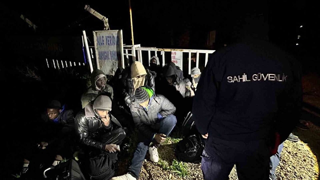 İzmir Foça’da 27 düzensiz göçmen kıyıda yakalandı