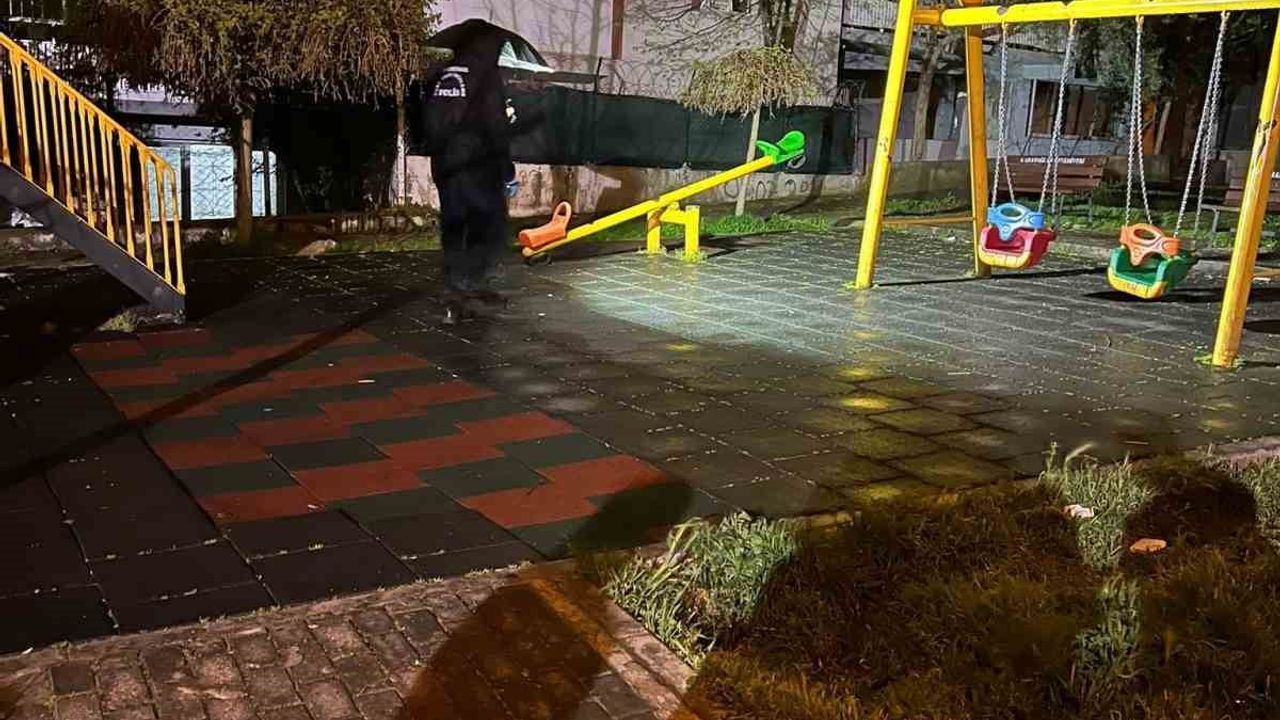 İzmir Karabağlar'da parkta oyun oynayan 2 yaşındaki çocuğa bıçaklı saldırı; şüpheli yakalandı