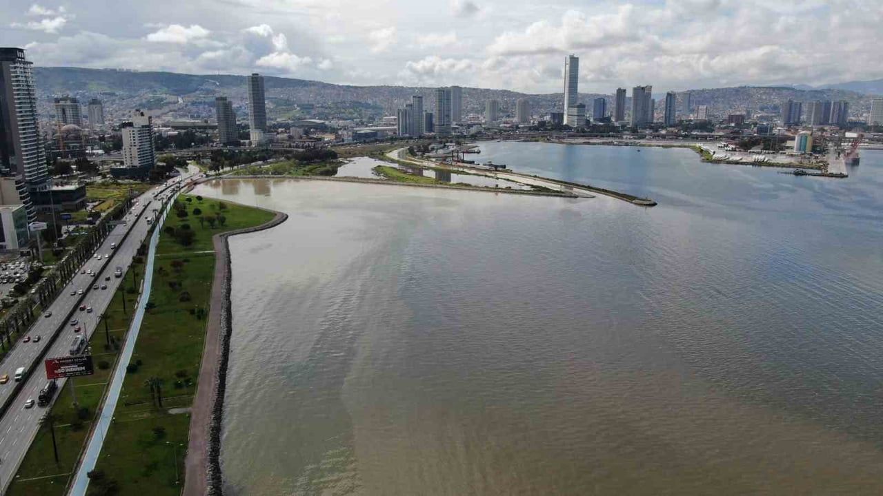 İzmir Körfezi'nde sağanak sonrası renk değişimi: Bayraklı kıyısında çamurlu su akışı