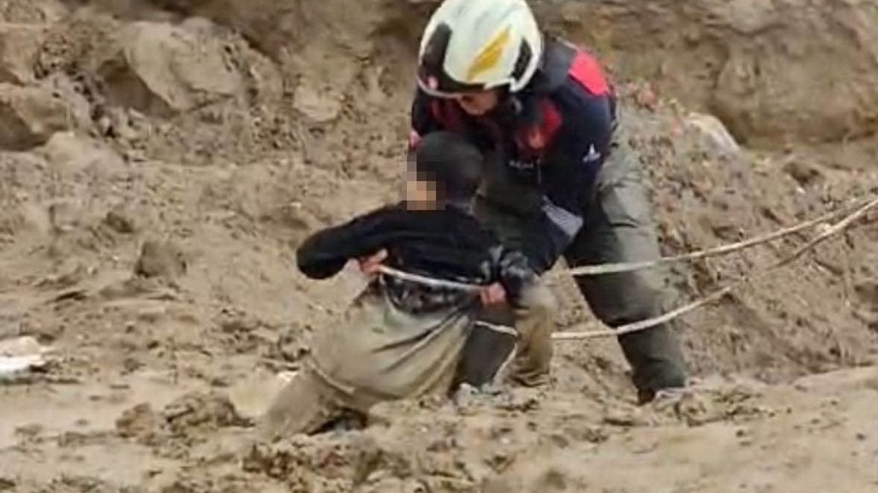 İzmir Torbalı'da sağanak sonrası çamura saplanan iki çocuk itfaiye tarafından kurtarıldı