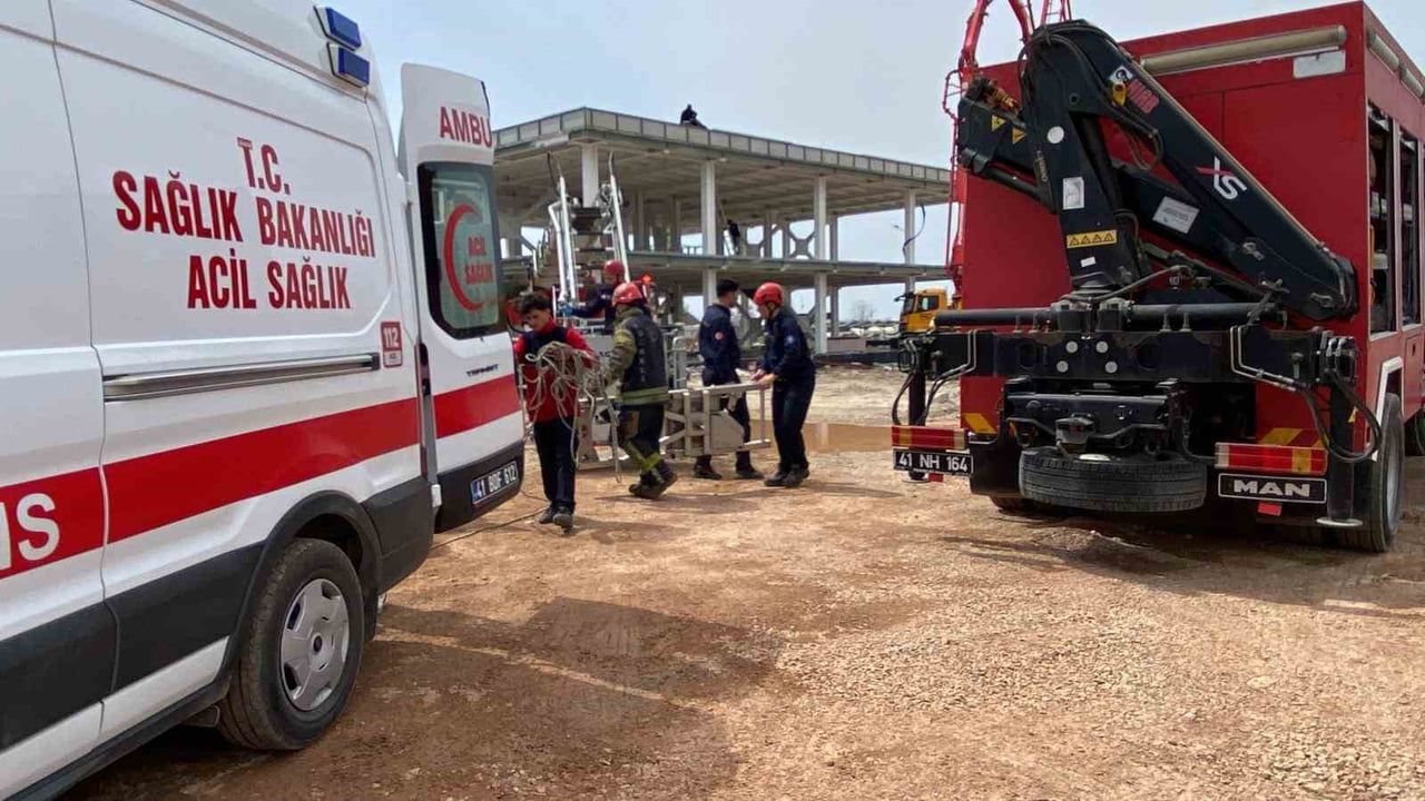 İzmit’te beton perdah makinesinin çarptığı işçi ağır yaralandı