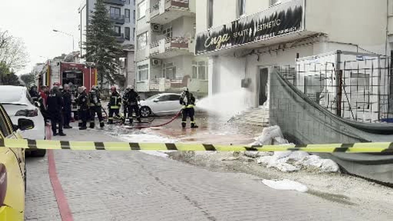 İzmit'te doğal gaz kutusu patladı: Güzellik merkezi bulunan binada yangın, park halindeki araca hasar