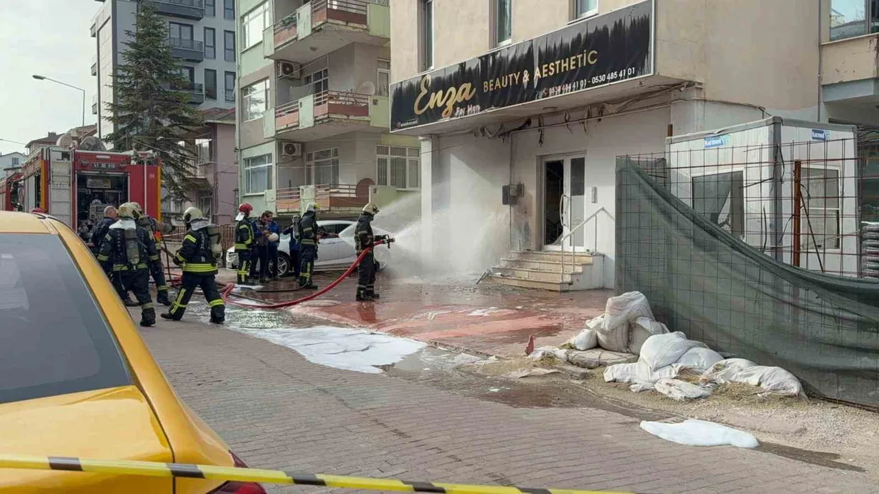İzmit'te doğal gaz kutusunda patlama: Güzellik merkezi bulunan binada yangın çıktı
