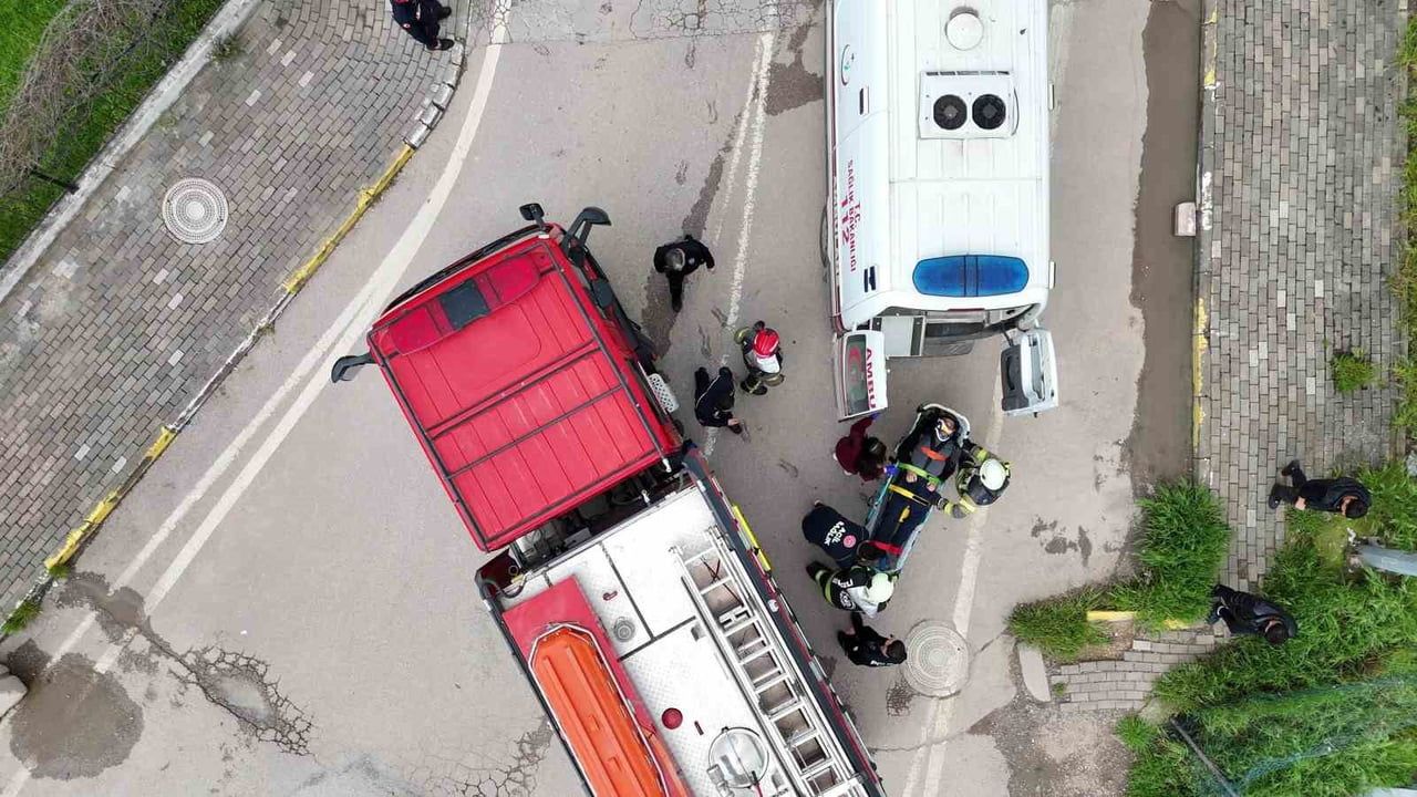 İzmit’te kamyonetin dereye düşmesi sonucu sürücü yaşamını yitirdi